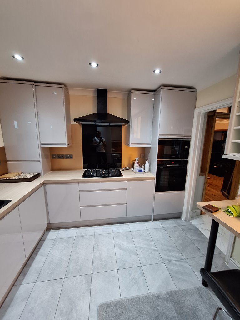 Gloss kitchen with integrated ovens